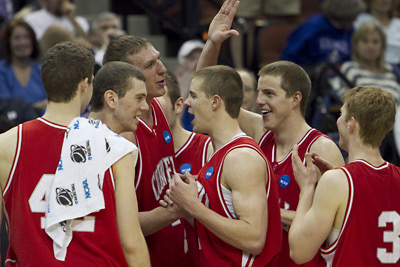 basketball team celebrates