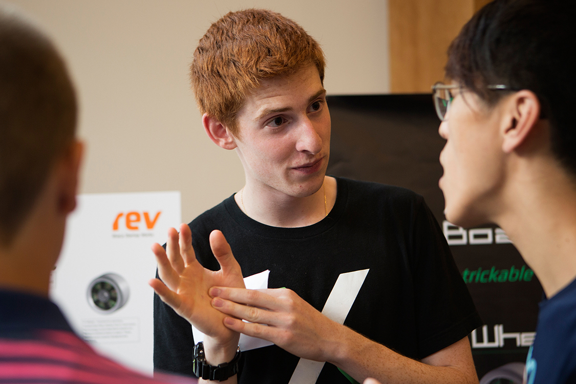 Eric Berg '19 talks to an attendee