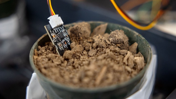 A pair of sensors measure the electrical conductivity in a plant or compost pile’s leachate (the liquid collected from the soil) as well as the soil’s moisture level.