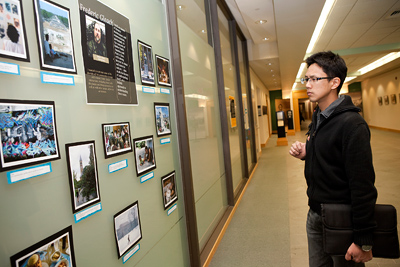 Mou Jian looks at exhibit