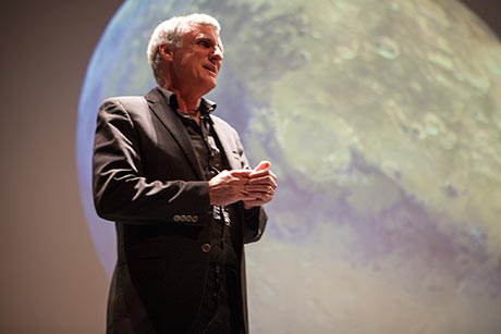steve squyres in front of screen with globe