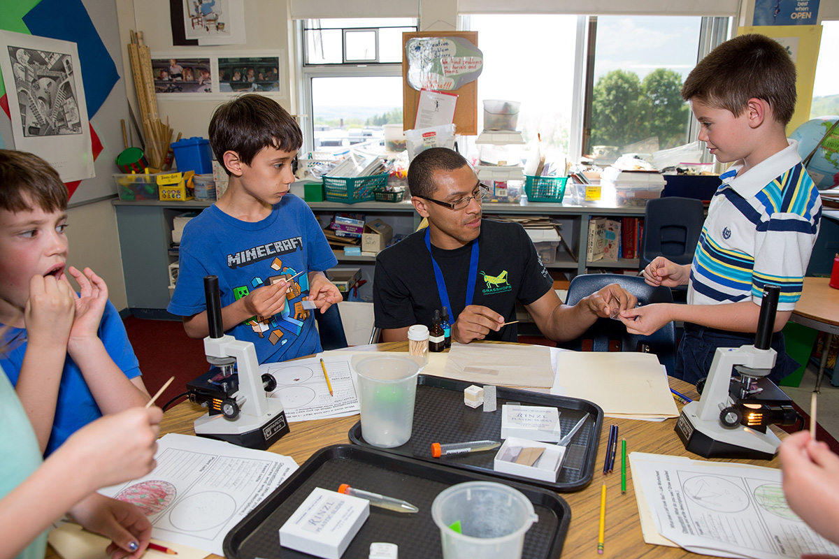GRASSHOPR volunteer Aaron Joiner works students